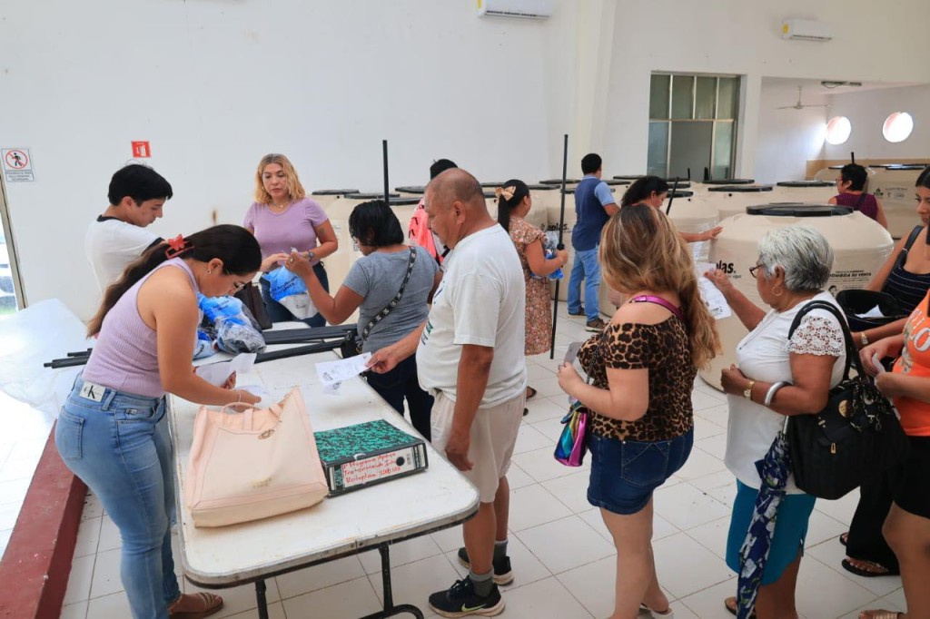 Entregan segunda remesa de tinacos con subsidio, en Tizimín