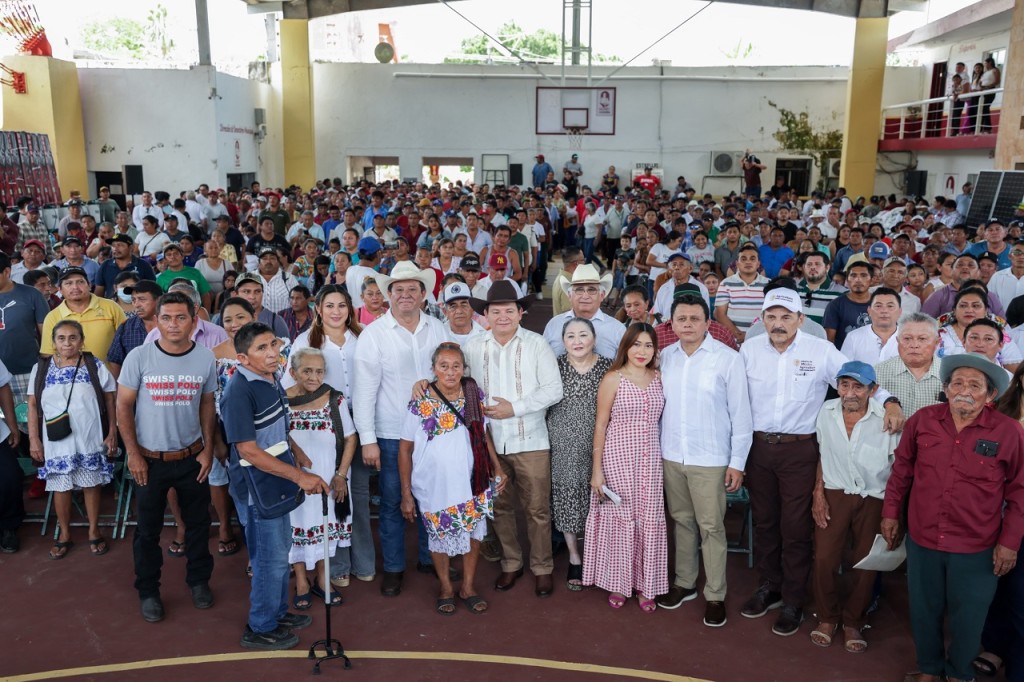 Anuncian más apoyos, caminos y vivienda para transformar la vida en Peto