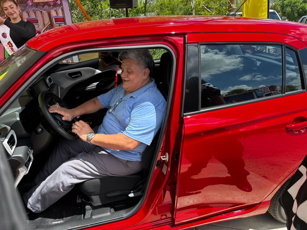 4 Con una compra de $50, cliente de Super Willys se llevó un auto del año