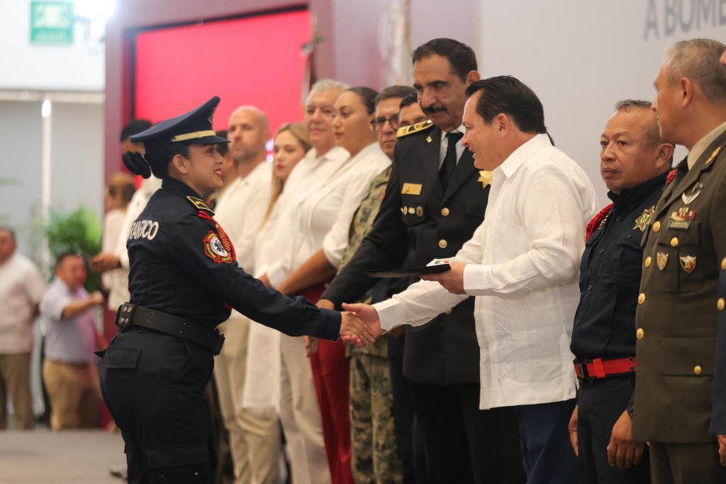 Honra Díaz Mena labor de bomberos y paramédicos de Yucatán