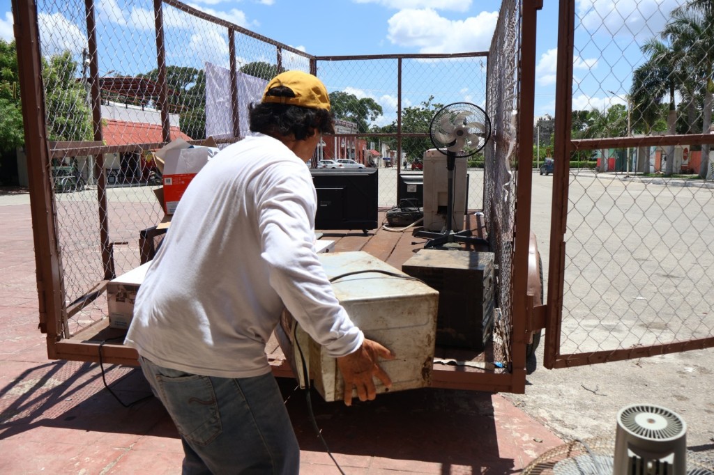 1 Fomenta cultura ambiental en Chicxulub Pueblo Reciclatón de Electrónicos