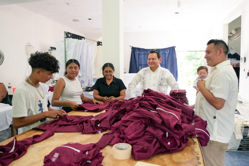 Viste Tekit de orgullo a Yucatán con uniformes de “Bienestar en tu Escuela”