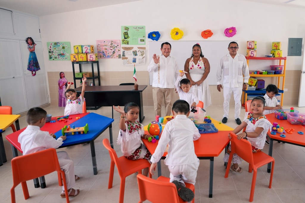 Joaquín Díaz Mena cumple a alumnas y alumnos del preescolar “Cuitláhuac” de Tixcacal