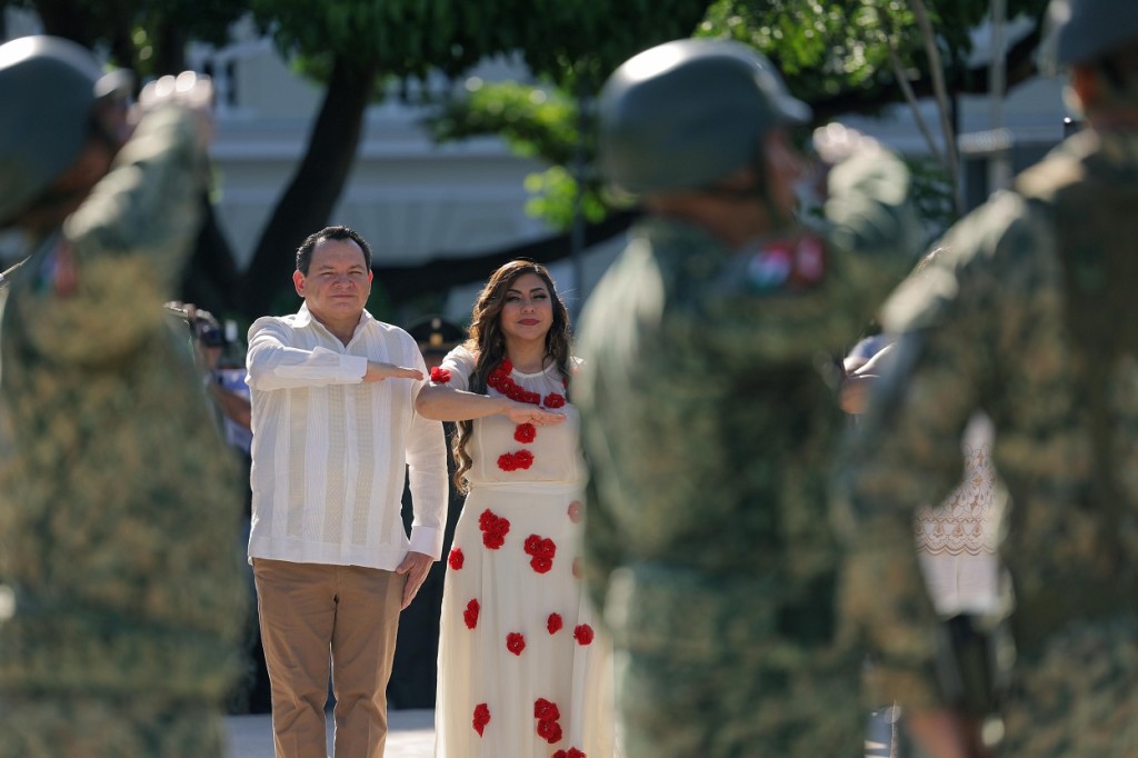 Encabezó Joaquín Díaz Mena el primer desfile cívico militar de su administración  •	Participaron 62 contingentes y cuatro mil 927 elementos, durante una hora y 25 minutos.