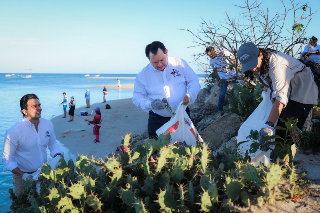 Encabeza Huacho Díaz limpieza de playas de Yucatán