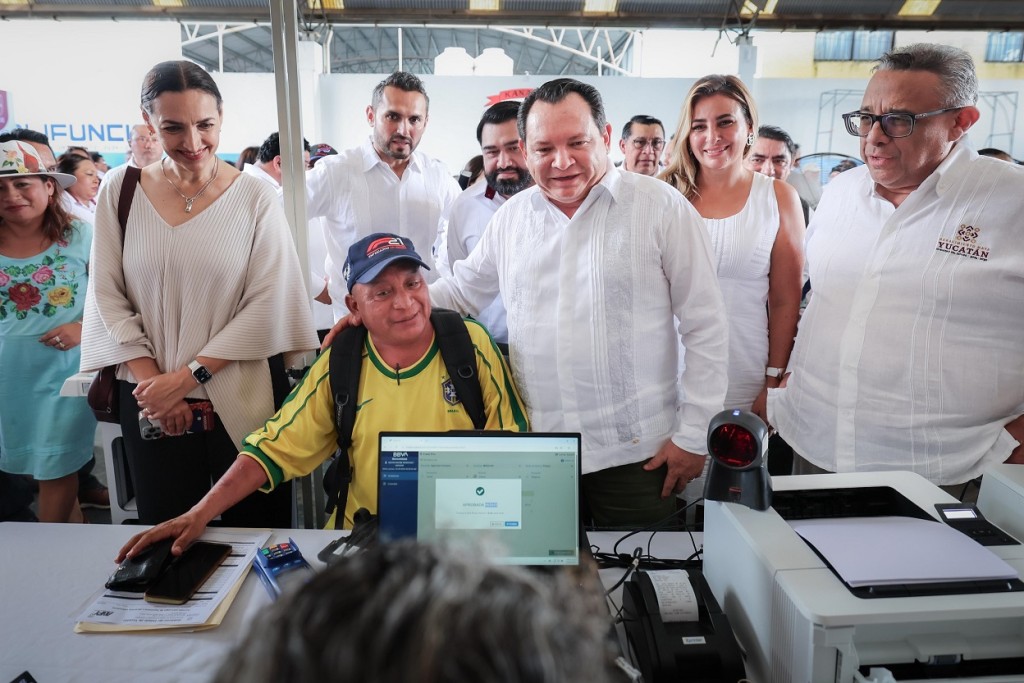 Inaugura gobernador Díaz Mena Ventanilla Única Estatal Móvil, en Kanasín