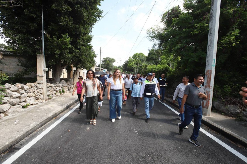 Entrega Cecilia calles nuevas y arranca construcción de más vialidades, en San José Tzal.