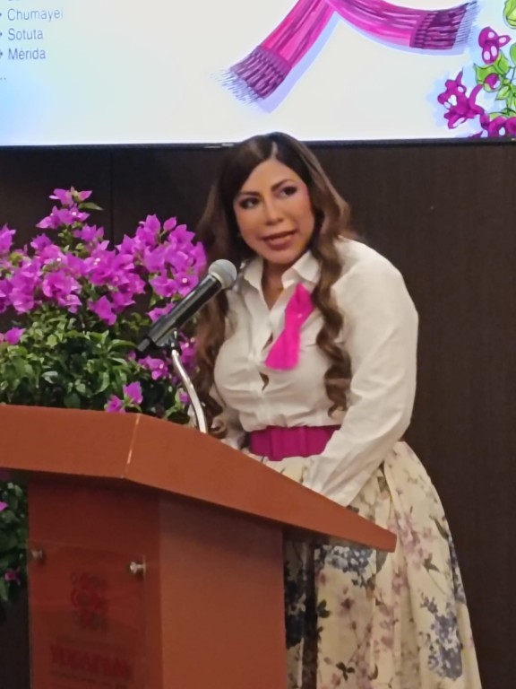 Presenta presidenta honoraria del DIF Agenda Rosa de prevención del cáncer de mama