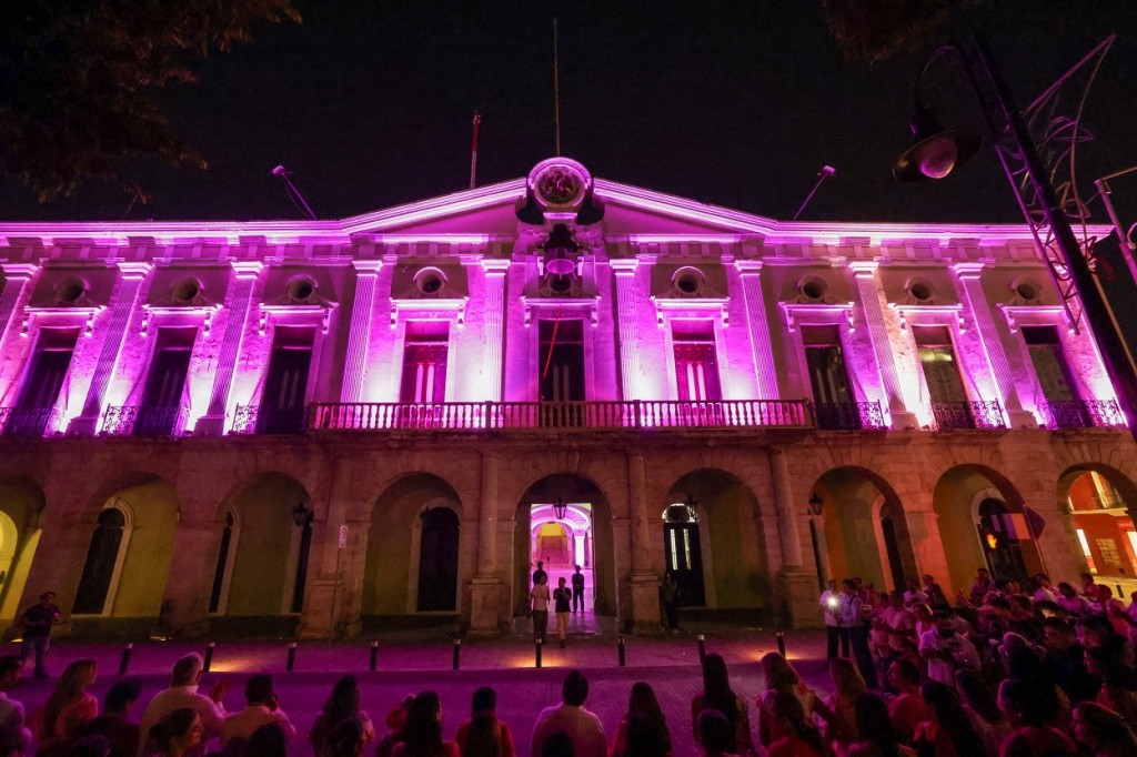 Iluminan de rosa Palacio de Gobierno en la lucha contra el cáncer de mama
