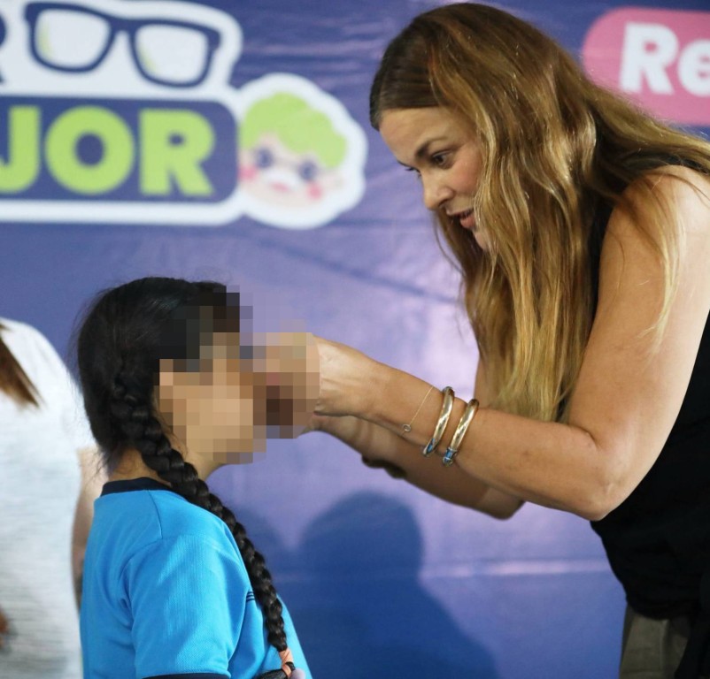 Continúa entrega de lentes gratuitos a estudiantes de educación básica, en Mérida.