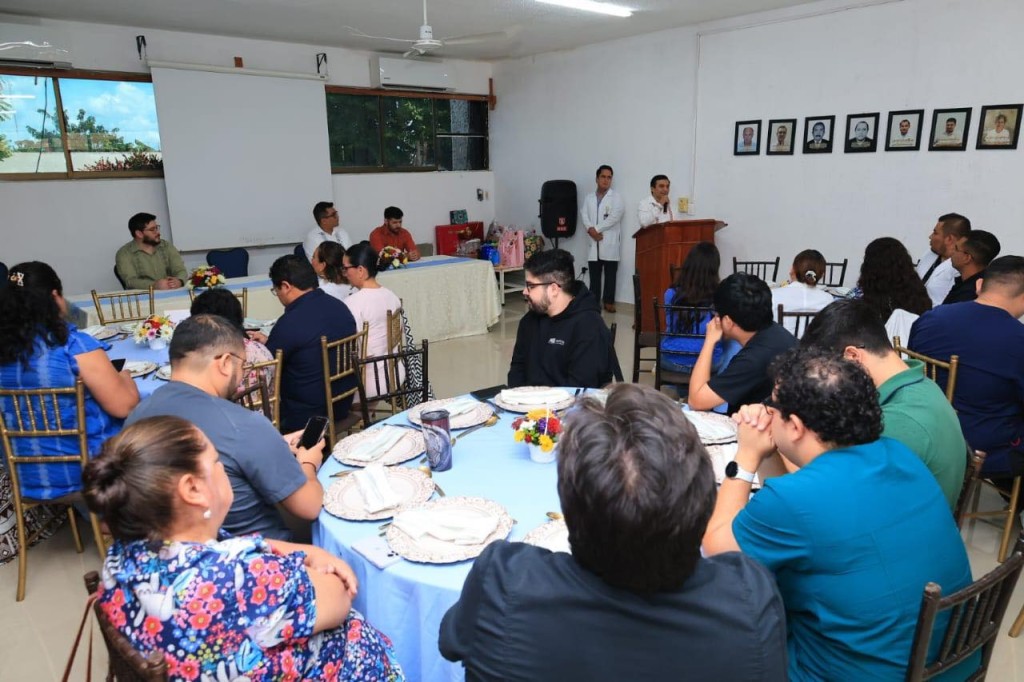 Celebran a médicos del hospital San Carlos de Tizimín, en su día