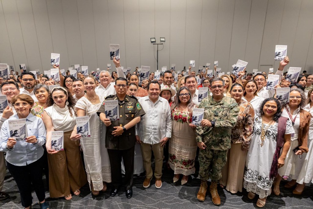 Firma Díaz Mena Compromiso para Promoción y Cumplimiento de la Cartilla de los Derechos Humanos de las Mujeres