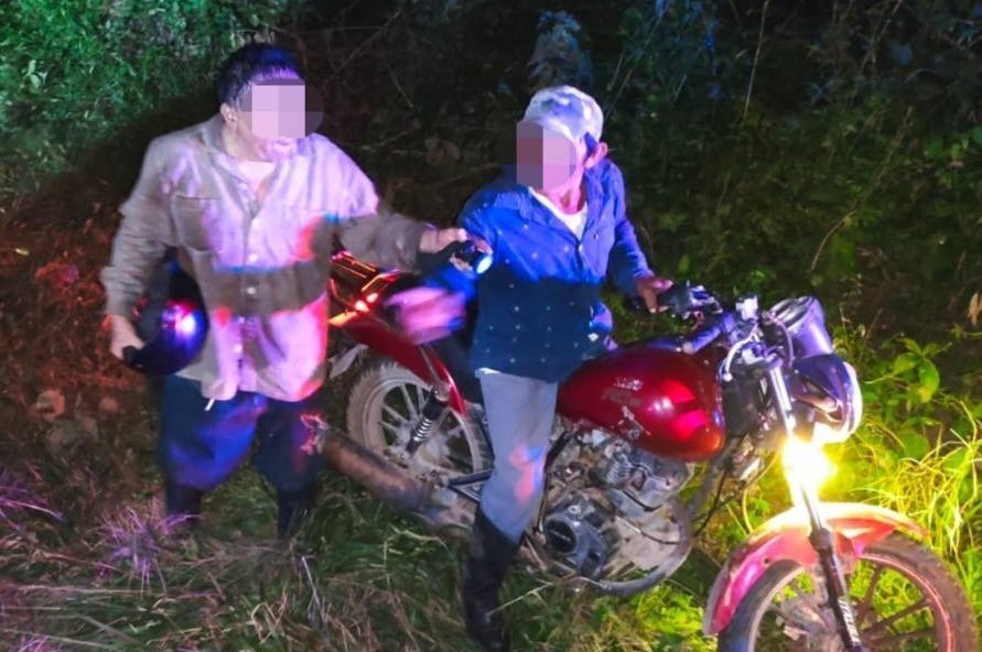 La SSP y Policía de Tizimín rescatan a septuagenario extraviado en Kikil; estaba sobre un árbol