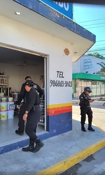 Amanece con daños la entrada de un negocio en el centro de Tizimín