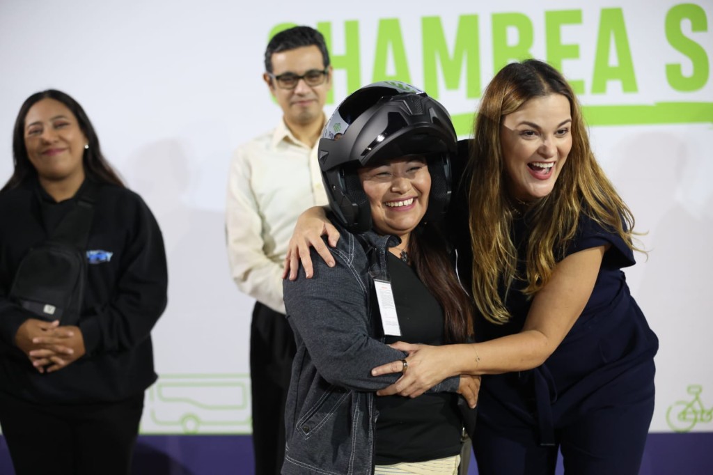 Ayuntamiento de Mérida entrega 236 cascos certificados a motociclistas de trabajo