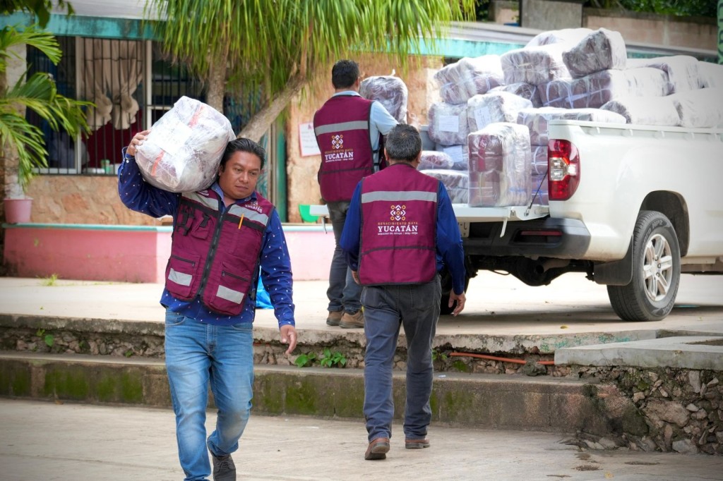 Distribuyen más de 10 mil chamarras escolares en Yucatán, como parte del programa bienestar en tu escuela