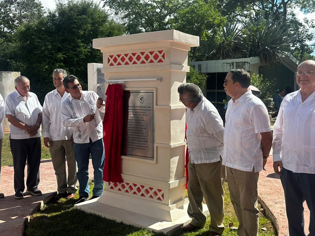 Develan estela conmemorativa de la Sociedad de Exalumnos de Ingeniería de la UADY