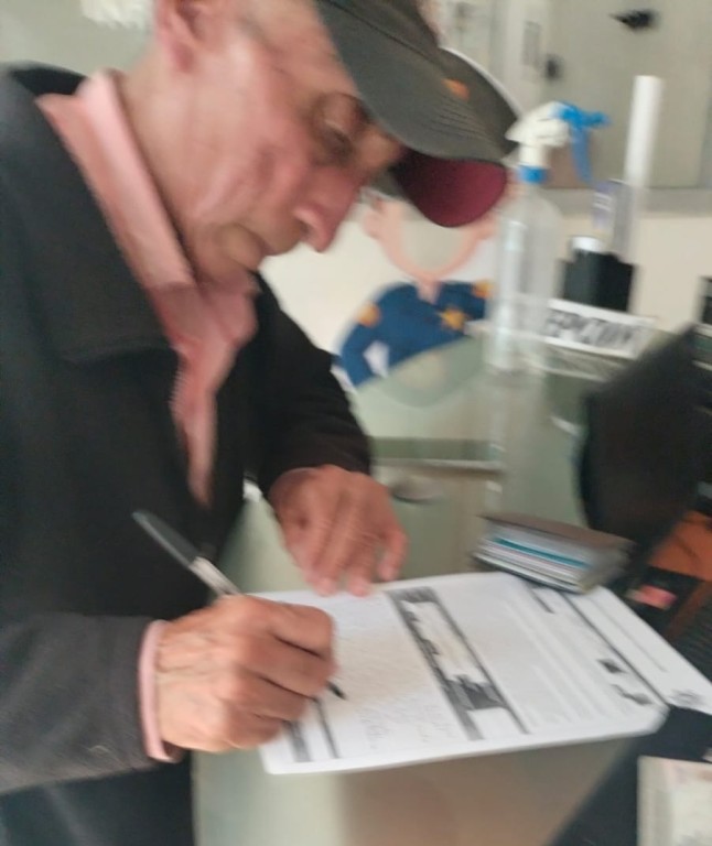 Policía de Tizimín devolvió teléfono que encontró en la calle