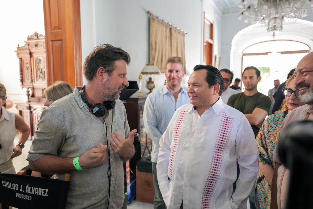 Gobernador Díaz Mena visita set de grabación de “Pedro Pan” y dialoga con Andy García