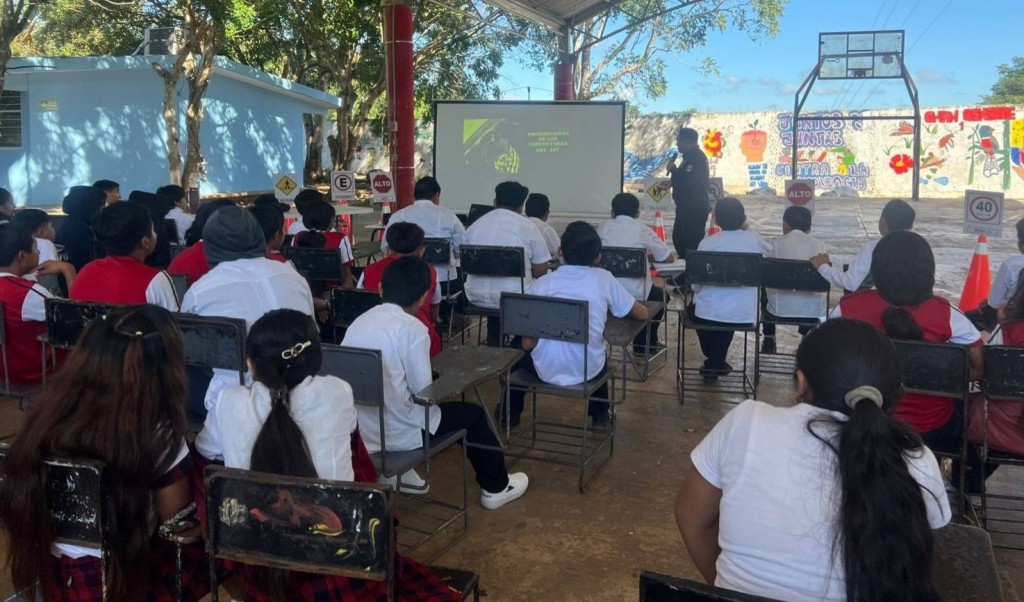 Siguen llevando pláticas de prevención y educación vial a escuelas de Tizimín