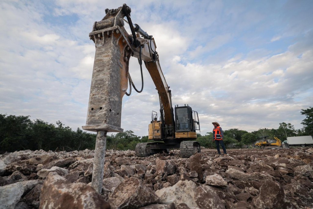 Gobierno del Renacimiento Maya construye campo de fútbol para fomentar deporte en Buctzotz