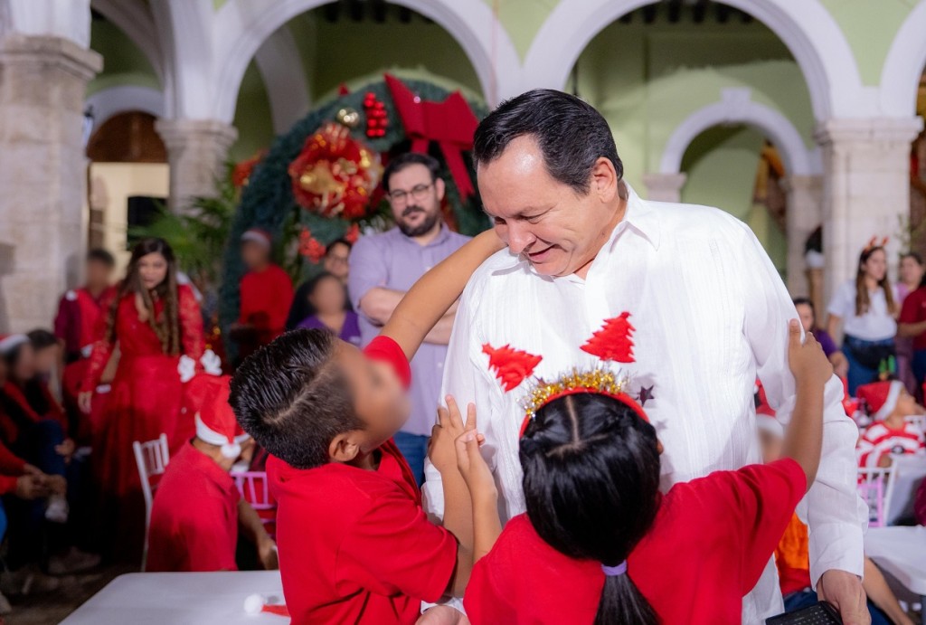 Encabeza gobernador de Yucatán encendido del árbol navideño y da inicio a festejos de fin de año