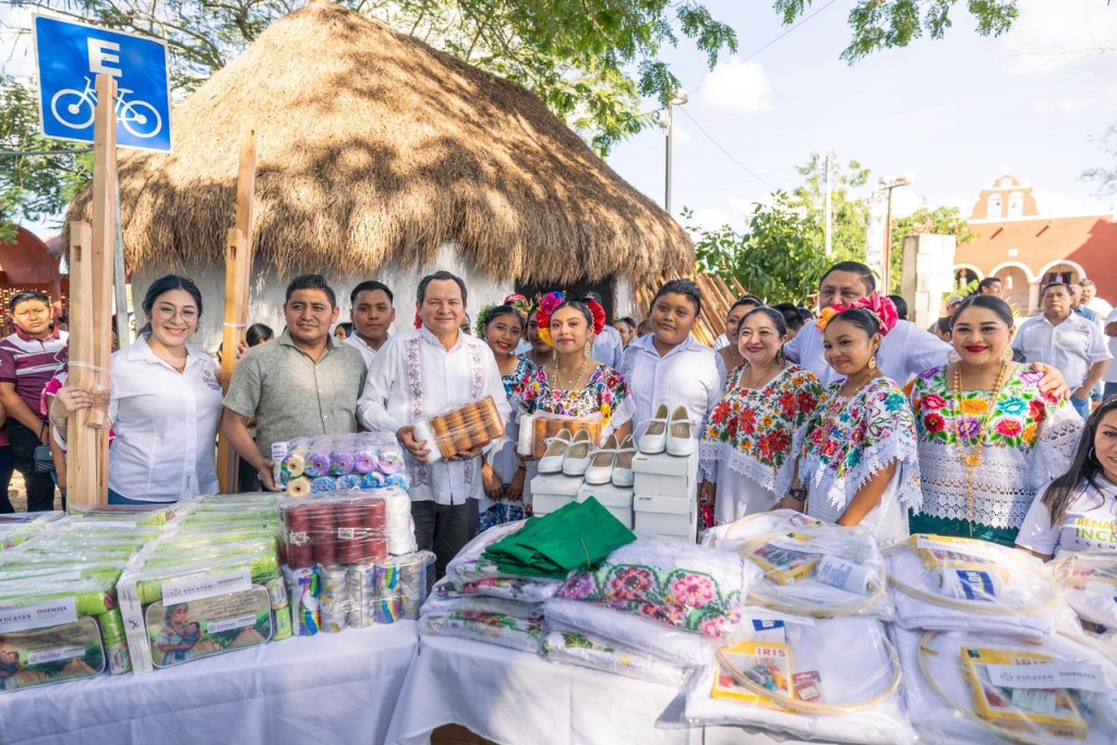 Gobernador de Yucatán anuncia apoyo económico bimestral a parteras tradicionales mayas