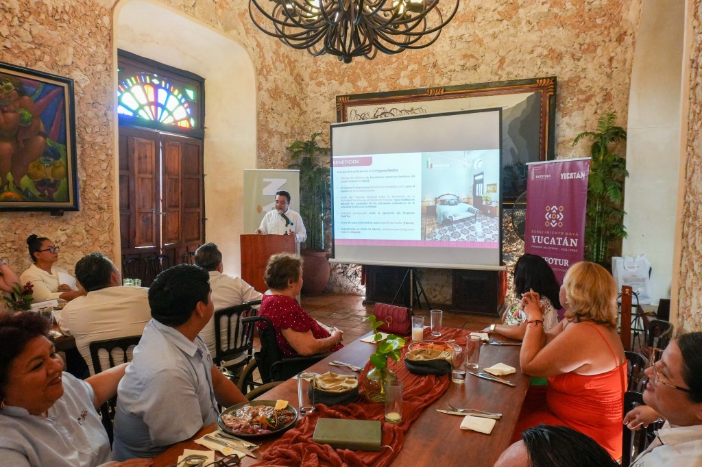 Entregan constancias y reconocimientos del programa Data-Tur