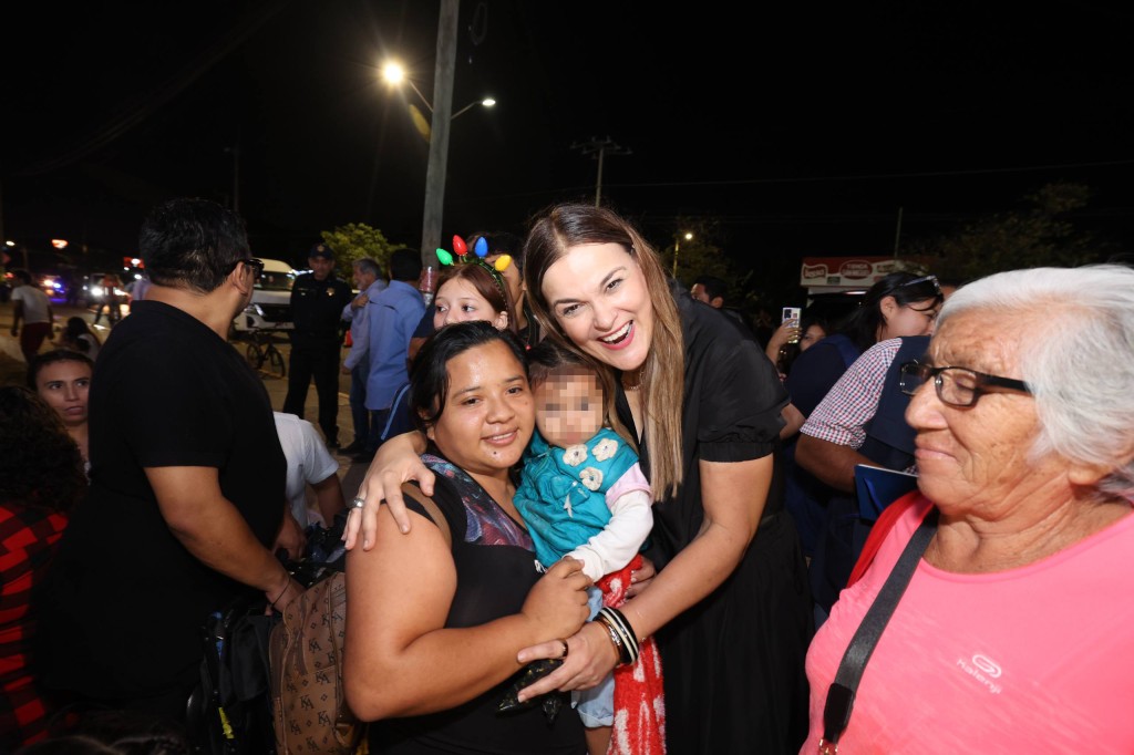 Pone en funcionamiento Cecilia Patrón el 6° Árbol de Navidad monumental en Mérida