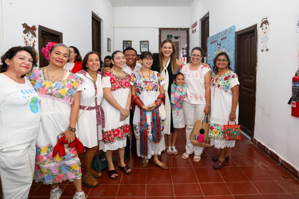 Cecilia Patrón entrega reconocimiento internacional a la campaña Mérida Ta Wéetel
