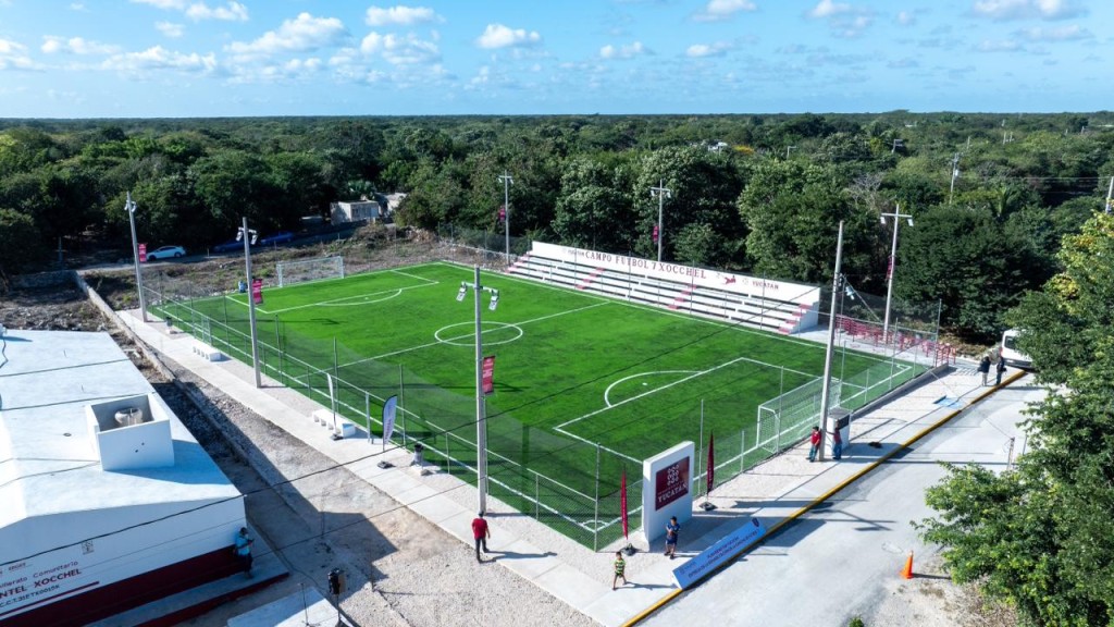 Gobierno del Estado entrega renovada cancha de fútbol 7, en Xocchel