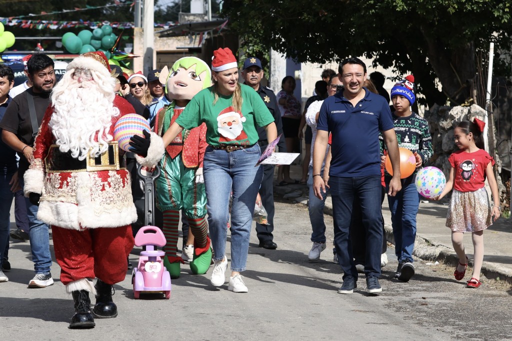 Cecilia Patr&oacute;n acerca la Navidad a las comisar&iacute;as del sur