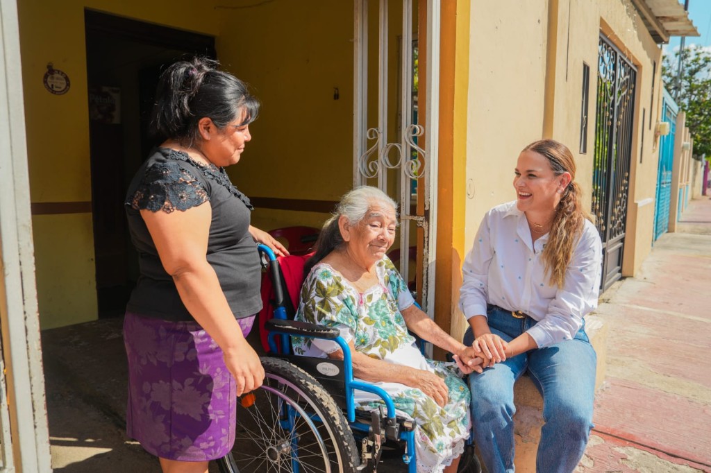 Entrega Cecilia Patr&oacute;n t&iacute;tulos de propiedad en comisar&iacute;as de M&eacute;rida