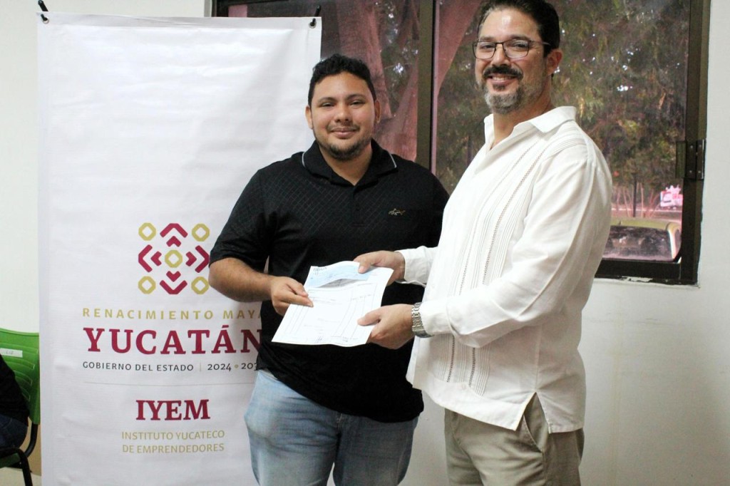 Entregan cr&eacute;ditos CREA para impulsar proyectos de emprendimiento y artesan&iacute;a en Yucat&aacute;n