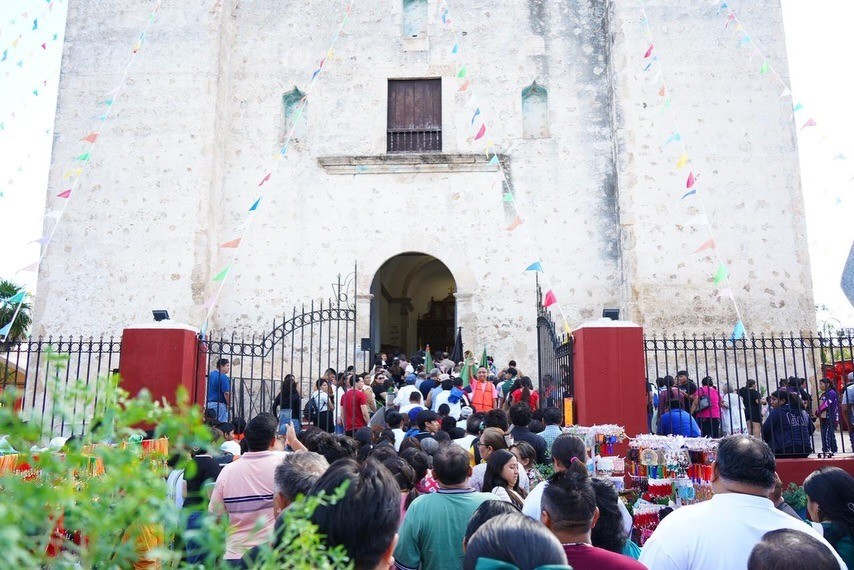 Largas filas de devotos para ver a los Tres Reyes de Tizim&iacute;n