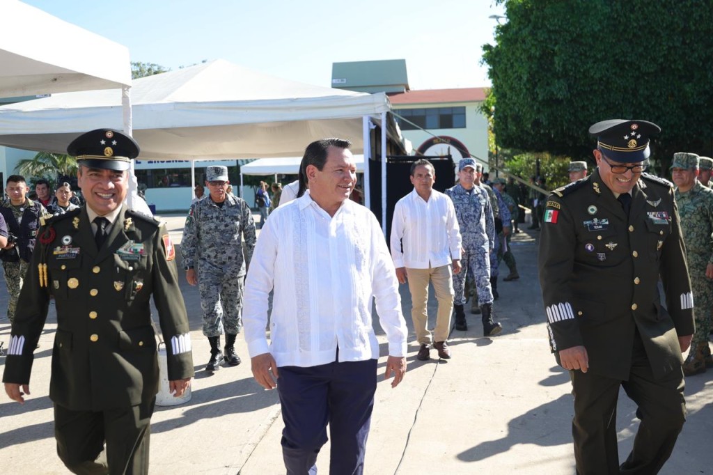 Gobernador encabeza ceremonia de cambio de mando en la Zona Militar