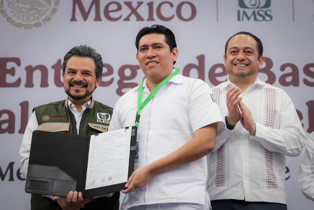 Entregan 124 bases y nombramientos a personal del IMSS en Yucatán