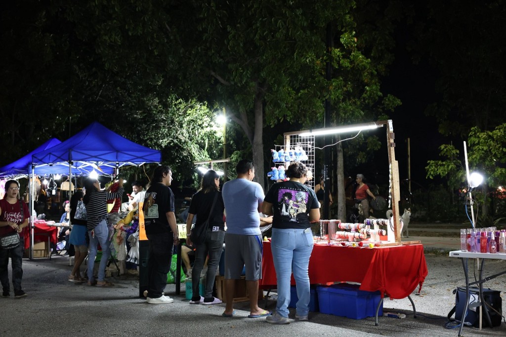 Celebran San Valent&iacute;n con cine al aire libre y bazar en Los Paseos