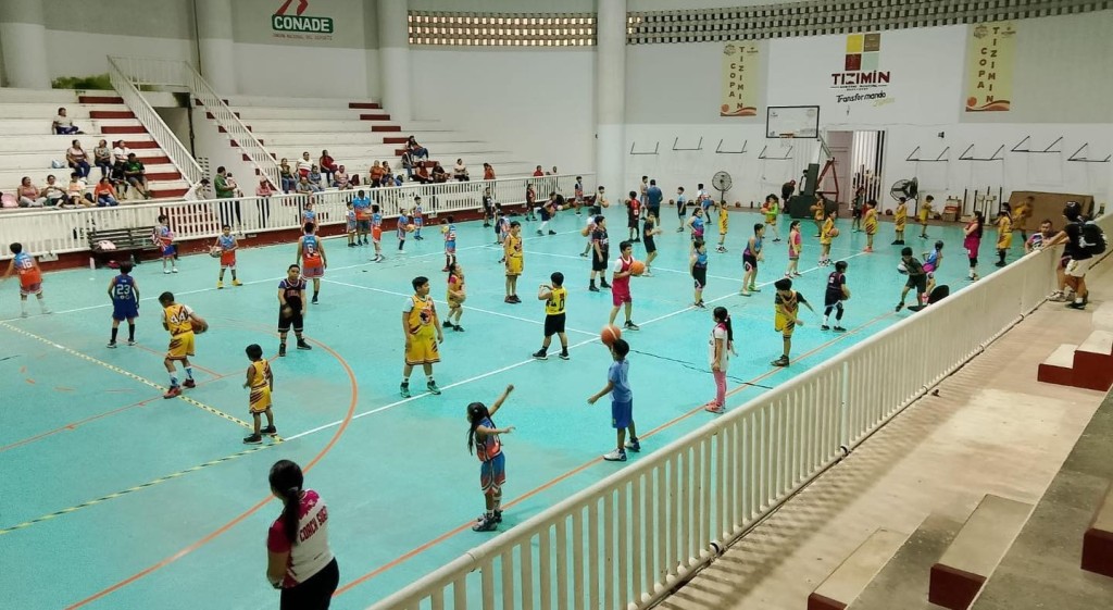 Realizan cl&iacute;nica de b&aacute;squetbol en Tizim&iacute;n