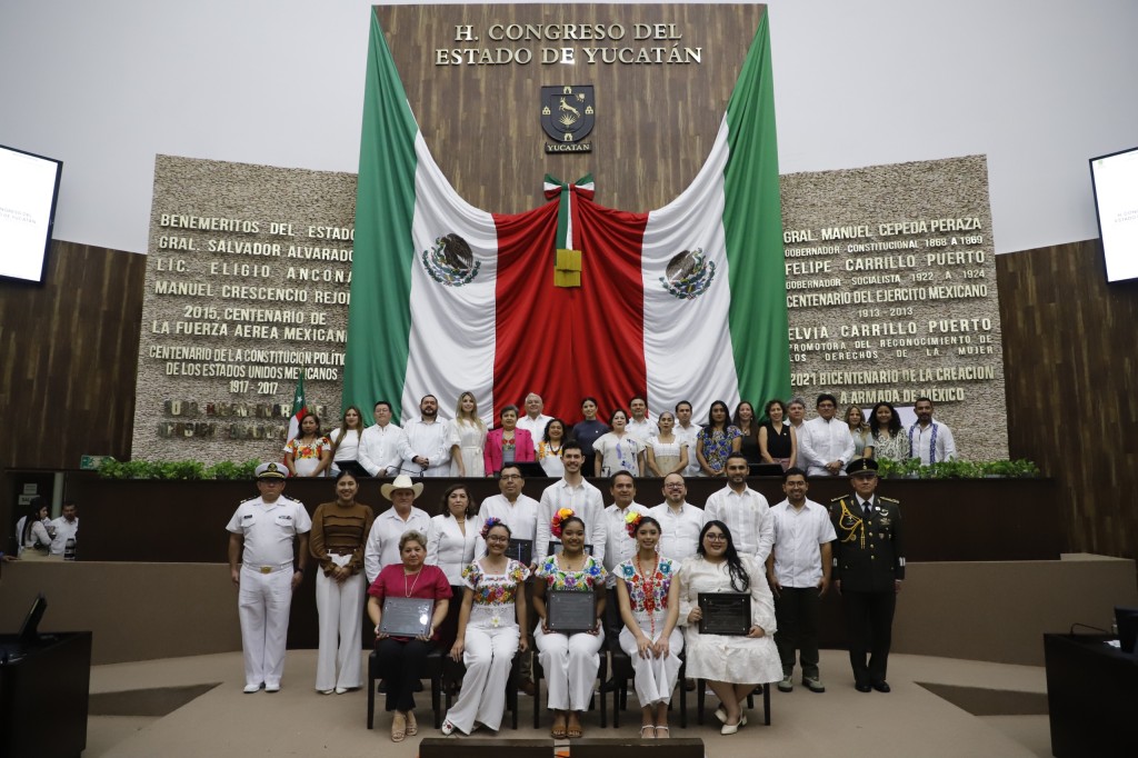 Entrega Congreso del Estado los reconocimientos P&aacute;nfilo Novelo Mart&iacute;n y Efra&iacute;n Calder&oacute;n Lara