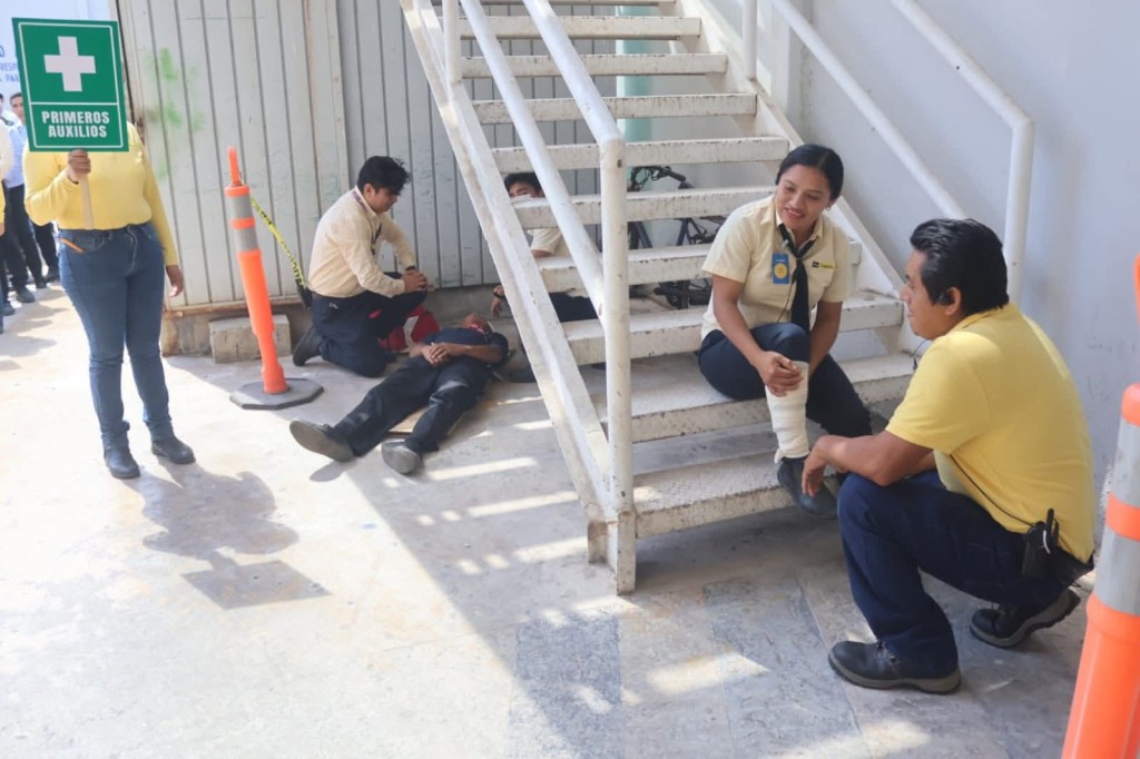 Realizan simulacro de incendio en tienda departamental de Tizim&iacute;n