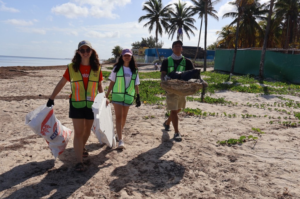Suman esfuerzos en San Crisanto para sanear siete kil&oacute;metros de costa