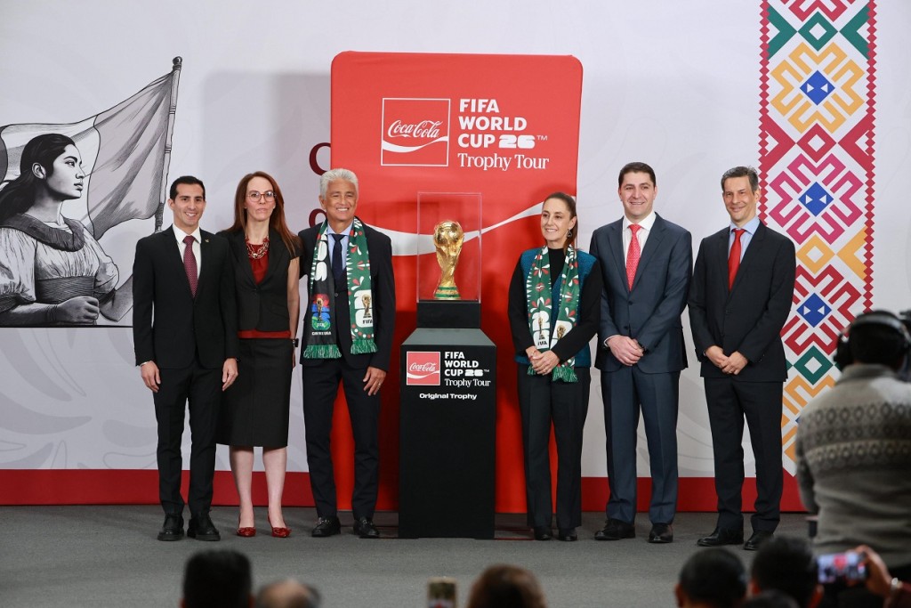 Claudia Sheinbaum y Rommel presentan la Copa del Mundo que iniciará su recorrido por nuestro país