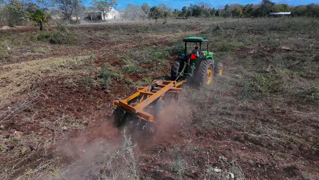 Supervisan en Tizim&iacute;n trabajos de mecanizaci&oacute;n de tierras