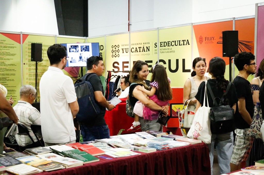 Jornada de literatura, historia y arte gr&aacute;fico con lleno total en el stand de Sedeculta en la Filey