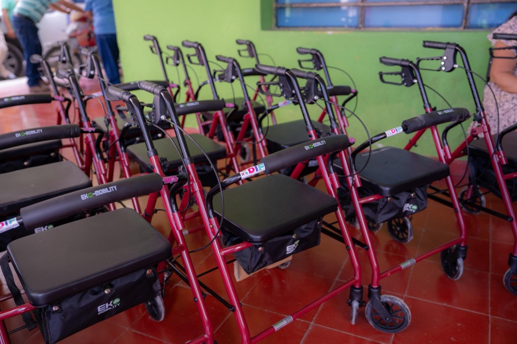 Recorre DIF Yucat&aacute;n municipios del Estado para entregar aparatos funcionales a familias que m&aacute;s lo necesitan