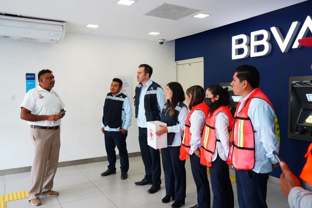 Simulacro de evacuaci&oacute;n en dos bancos de Tizim&iacute;n