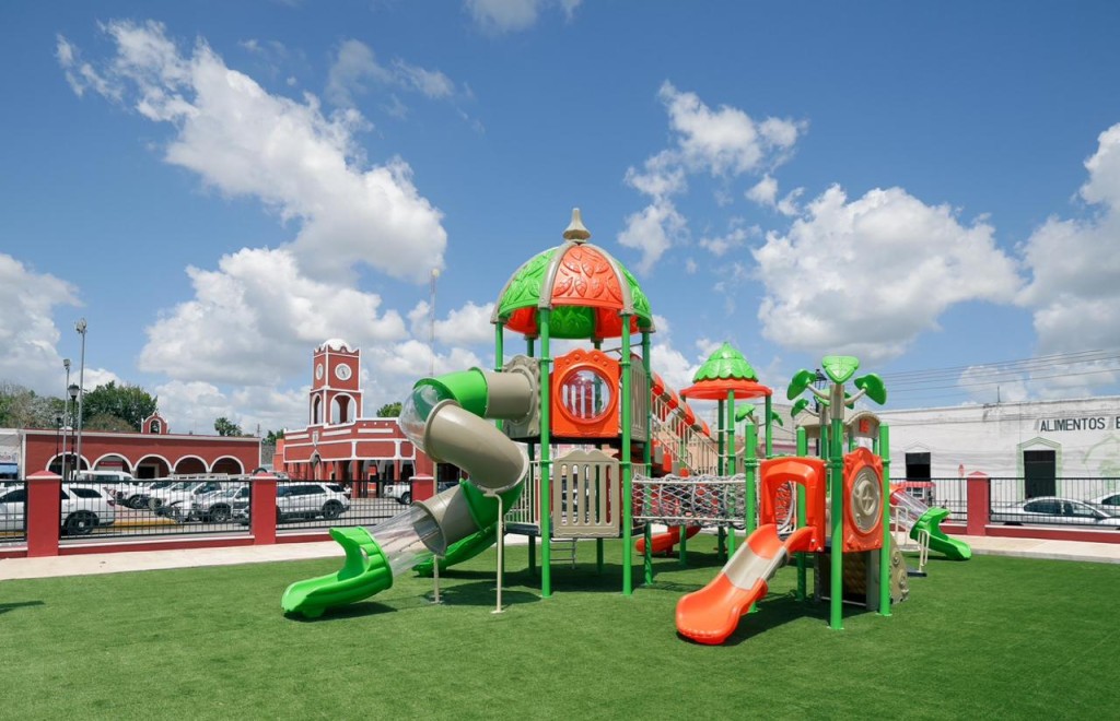 Entrega gobernador parques rehabilitados para las familias de Baca