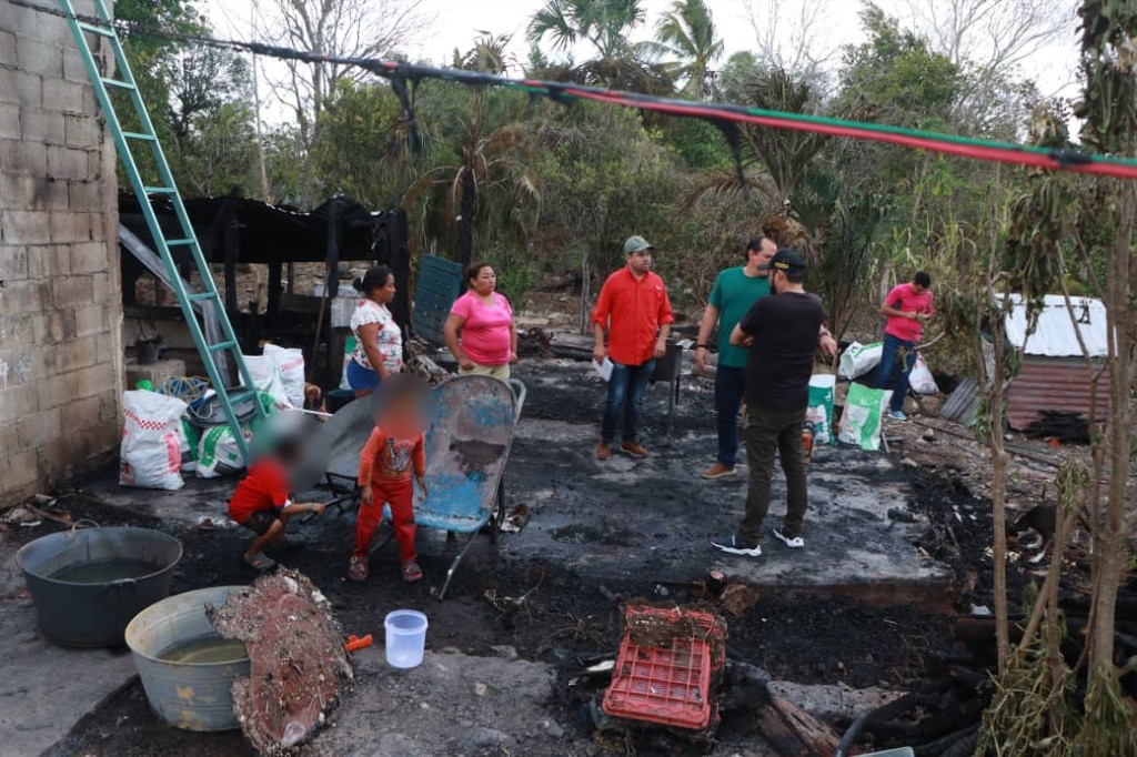 Llega apoyo oficial a familia de Tizim&iacute;n, pierde su vivienda en incendio