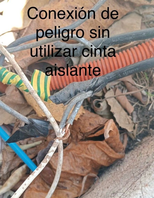 Reparan ciudadanos tizimile&ntilde;os luminarias de un parque